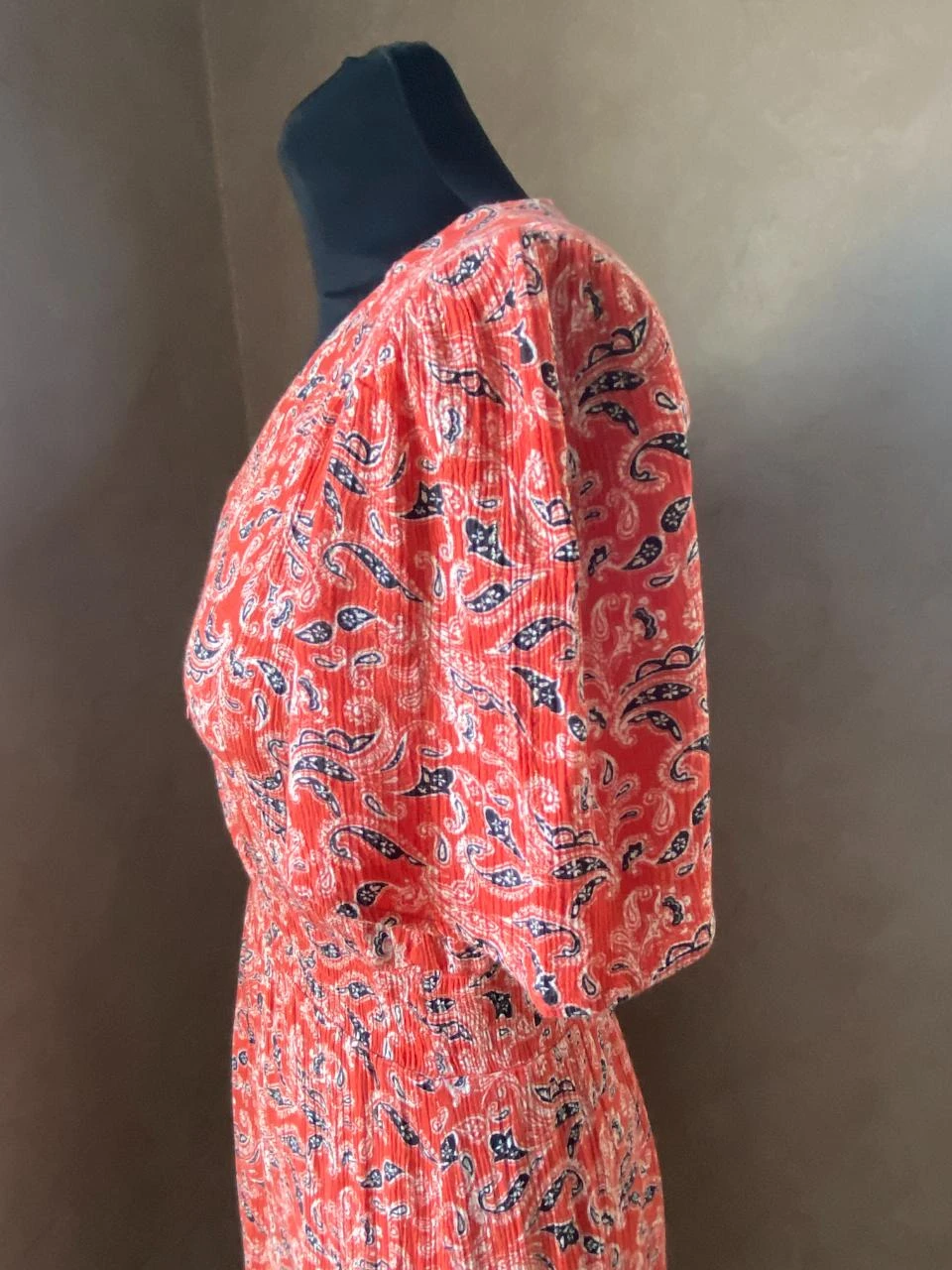 Vestido AN'GE T36 rojo con estampado de cachemira – fluido, viscosa, escote envolvente – photo 7